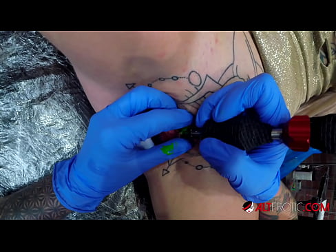 ❤️ Extremt tatuerade snyggingen Sully Savage fick en tatuering på sin klitoris Porno at sv.centr-klassiki.ru