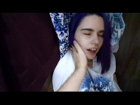 ❤️ Hittade min syster i garderoben och hjälpte henne att komma Porno at sv.centr-klassiki.ru